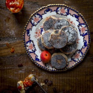 welsh-cakes-biscotti-morbidi-gallesi-con-composta-di-albicocche-merenda-colazione-contemporaneo-food