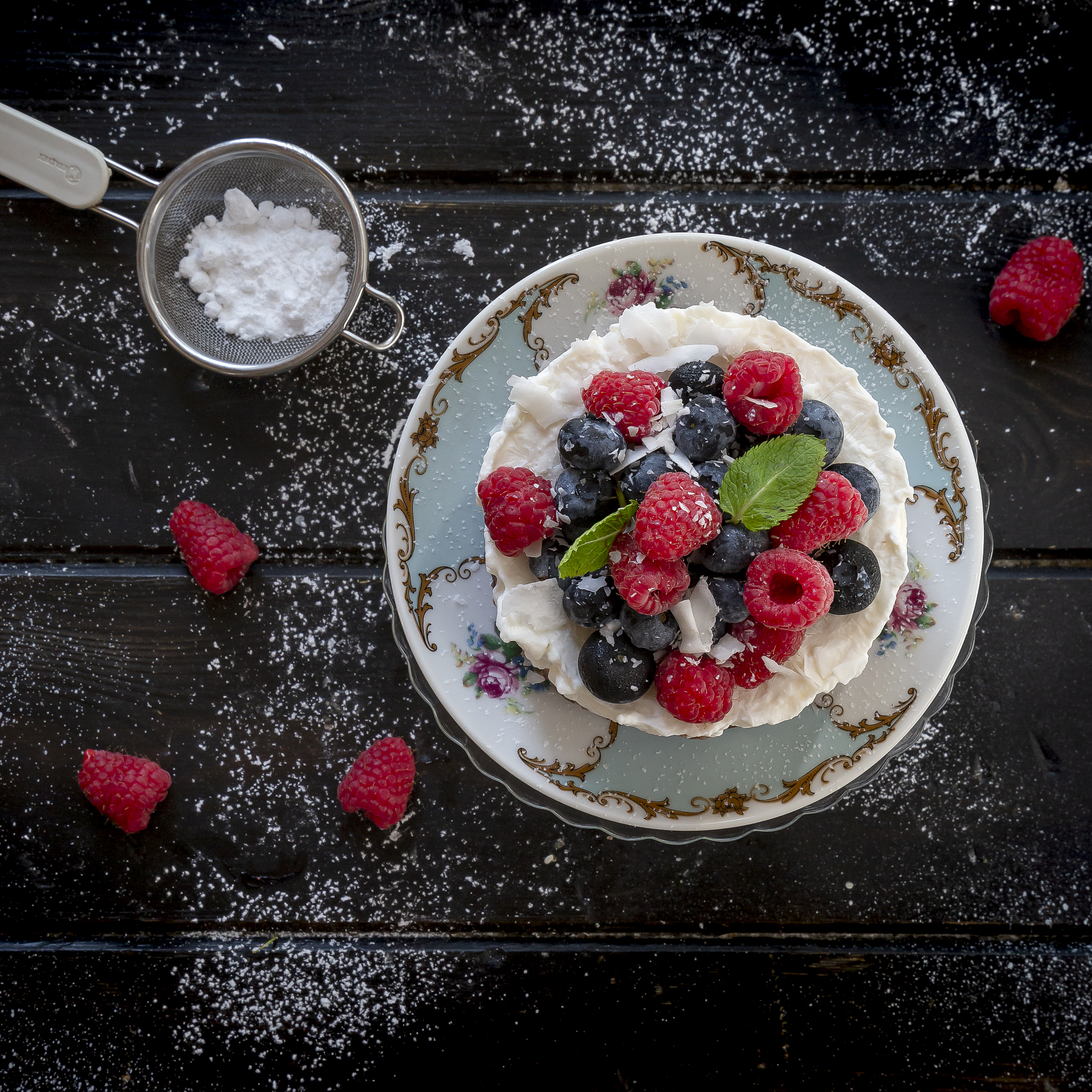 Immagine: Cheesecake al cocco con biscotti al cioccolato e frutti di bosco