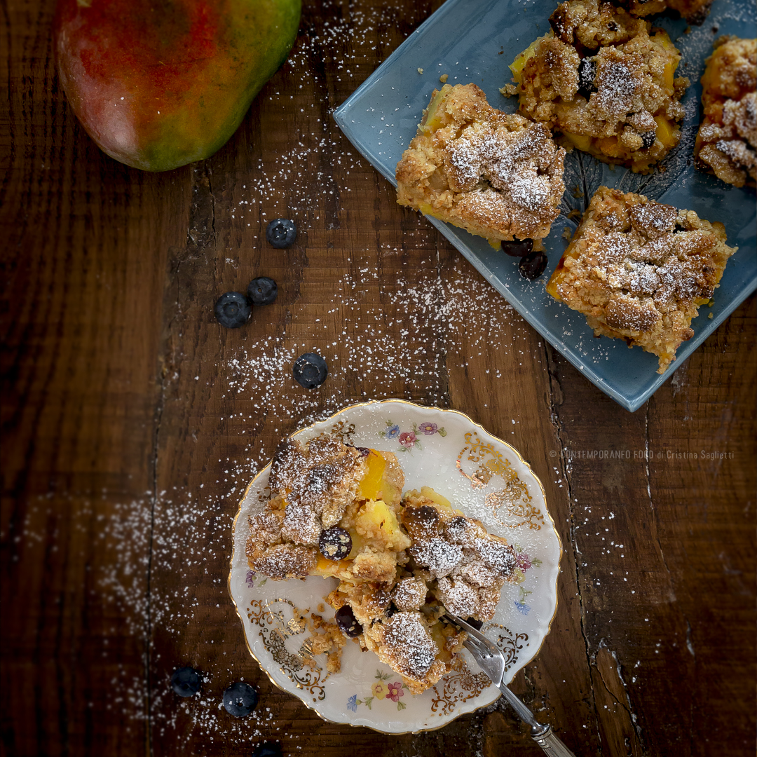 Immagine: Mango e mirtilli bars con farina di farro e cocco