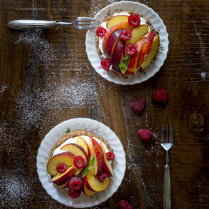 torta-veloce-con-chantilly-al-mascarpone-e-pesche-lamponi-al-profumo-di-lime-dolce-con-la-frutta-contemporaneo-food