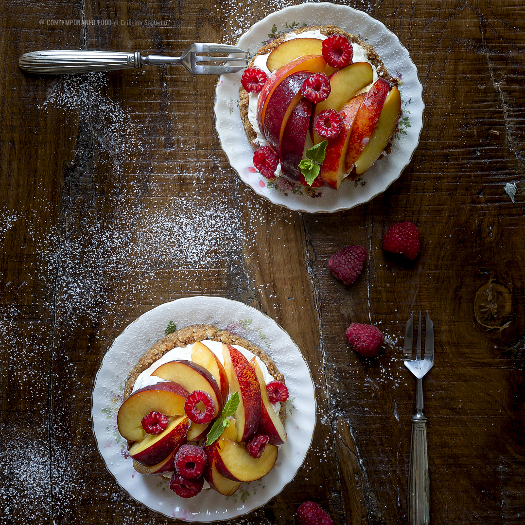 Immagine: Torta veloce con chantilly al mascarpone e menta, pesche e lamponi al profumo di lime