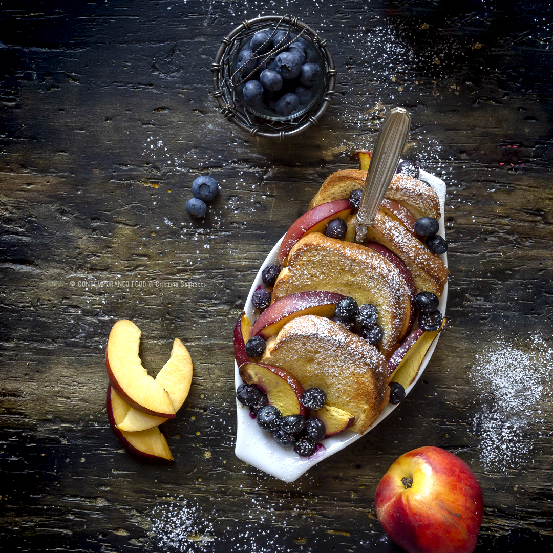 Immagine: French toast con pan brioche, pesche e mirtilli