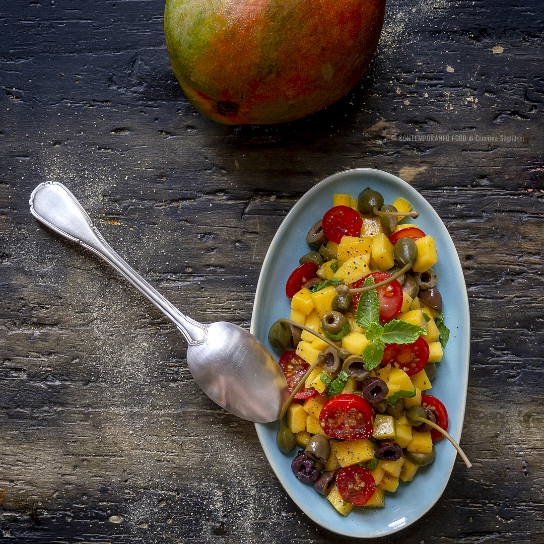 Immagine: Insalata di mango, pachino e fiori di cappero