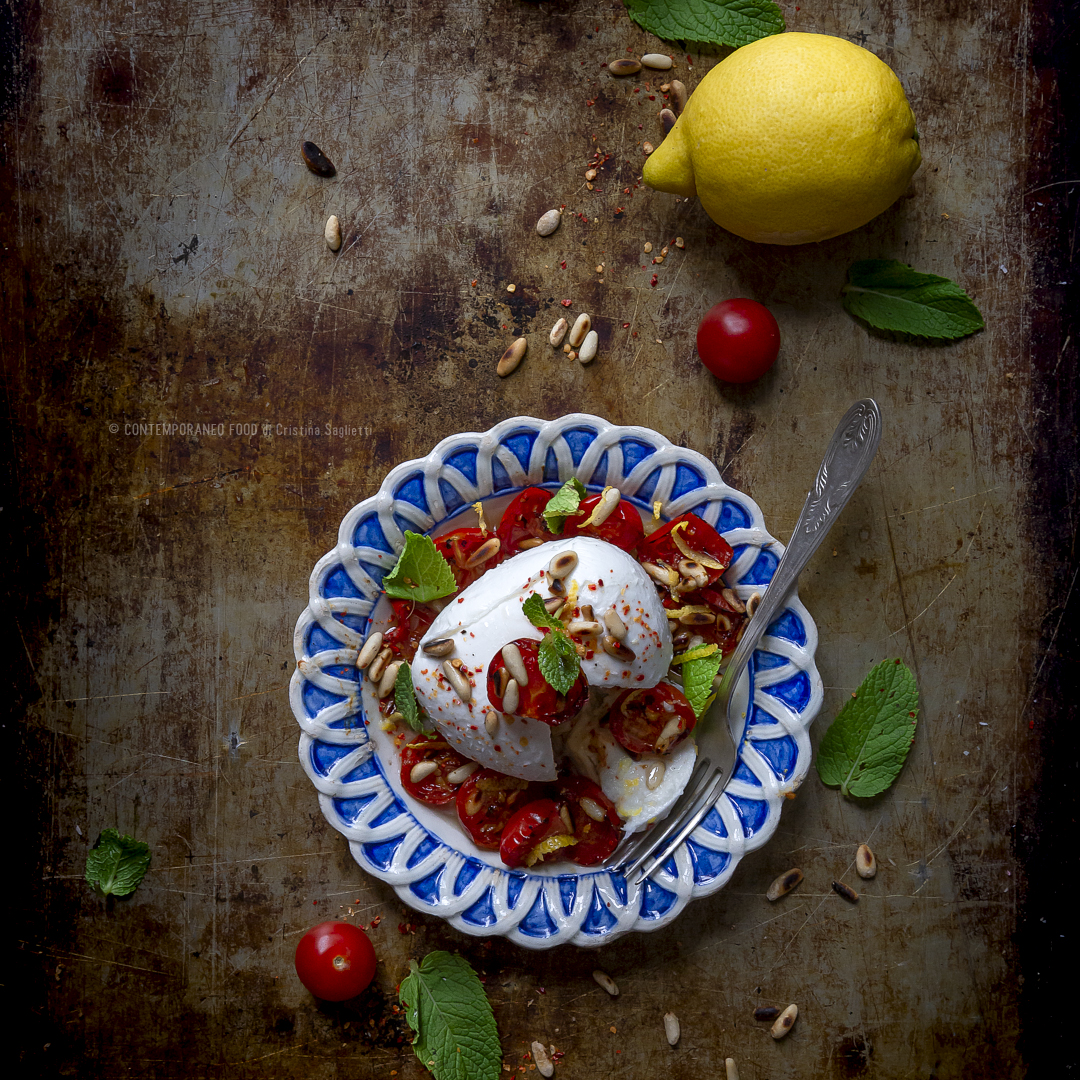 Immagine: Mozzarella di bufala con pinoli tostati, pachino arrosto, menta e zest di limone