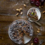 torta-morbida-alle-prugne-ricotta-lime-con-crumble-di-mandorle-1b-contemporaneo-food