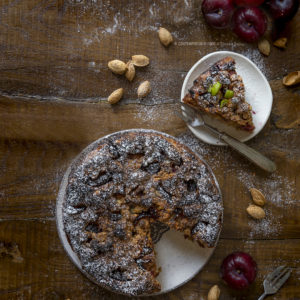torta-morbida-alle-prugne-ricotta-lime-con-crumble-di-mandorle-1b-contemporaneo-food