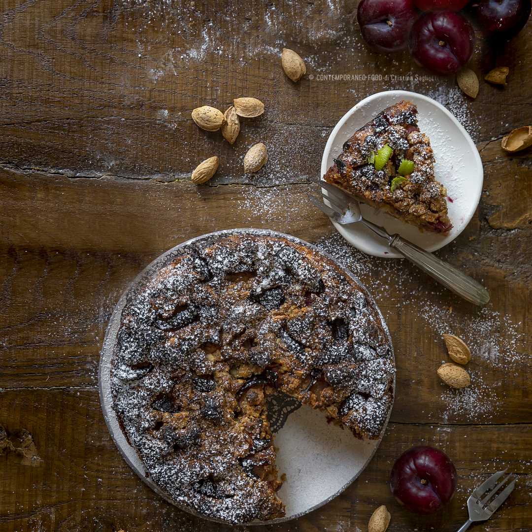 Immagine: Torta morbida di prugne, ricotta e lime con crumble alle mandorle