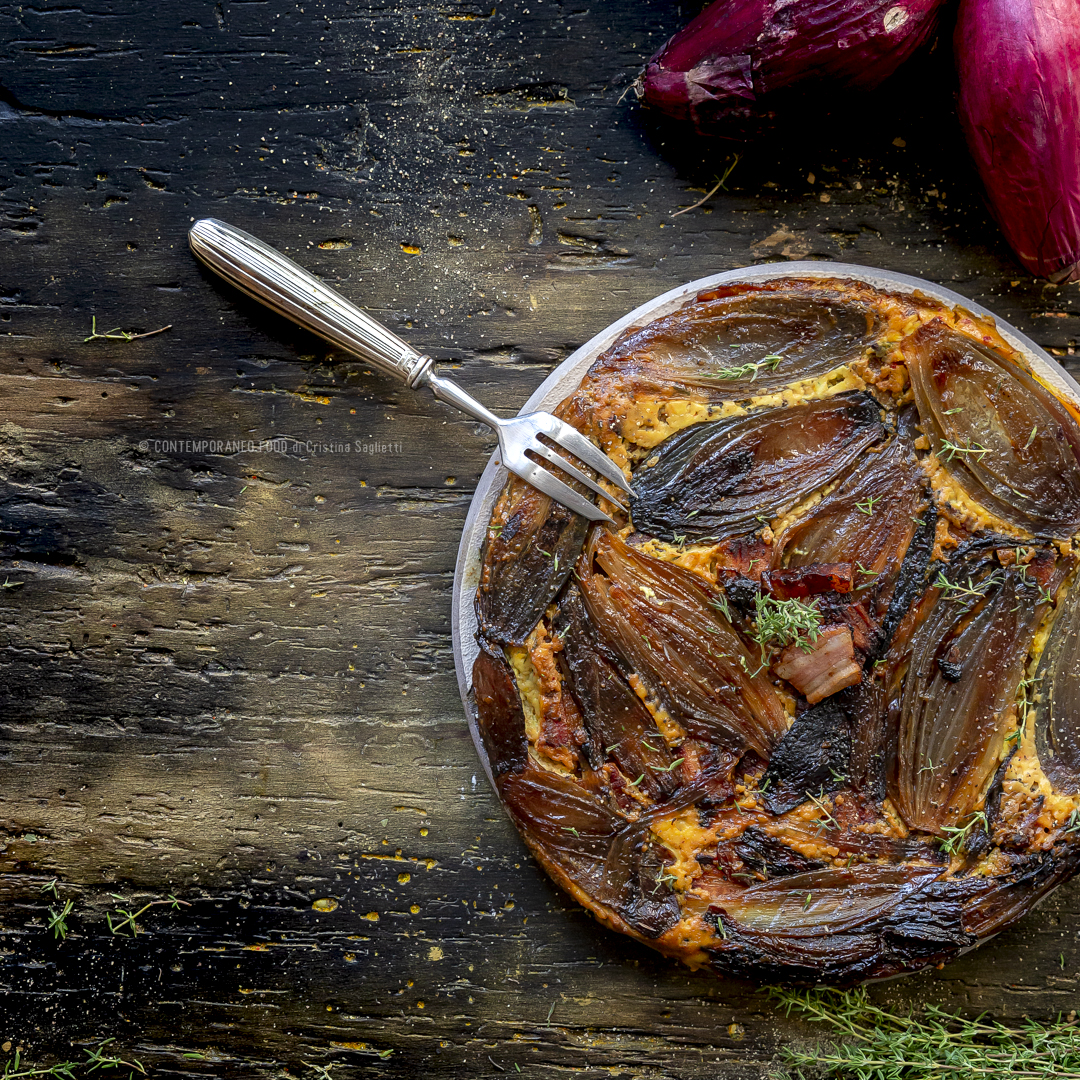 Immagine: Tarte tatin alle cipolle rosse di Tropea con cremoso al formaggio e pancetta affumicata