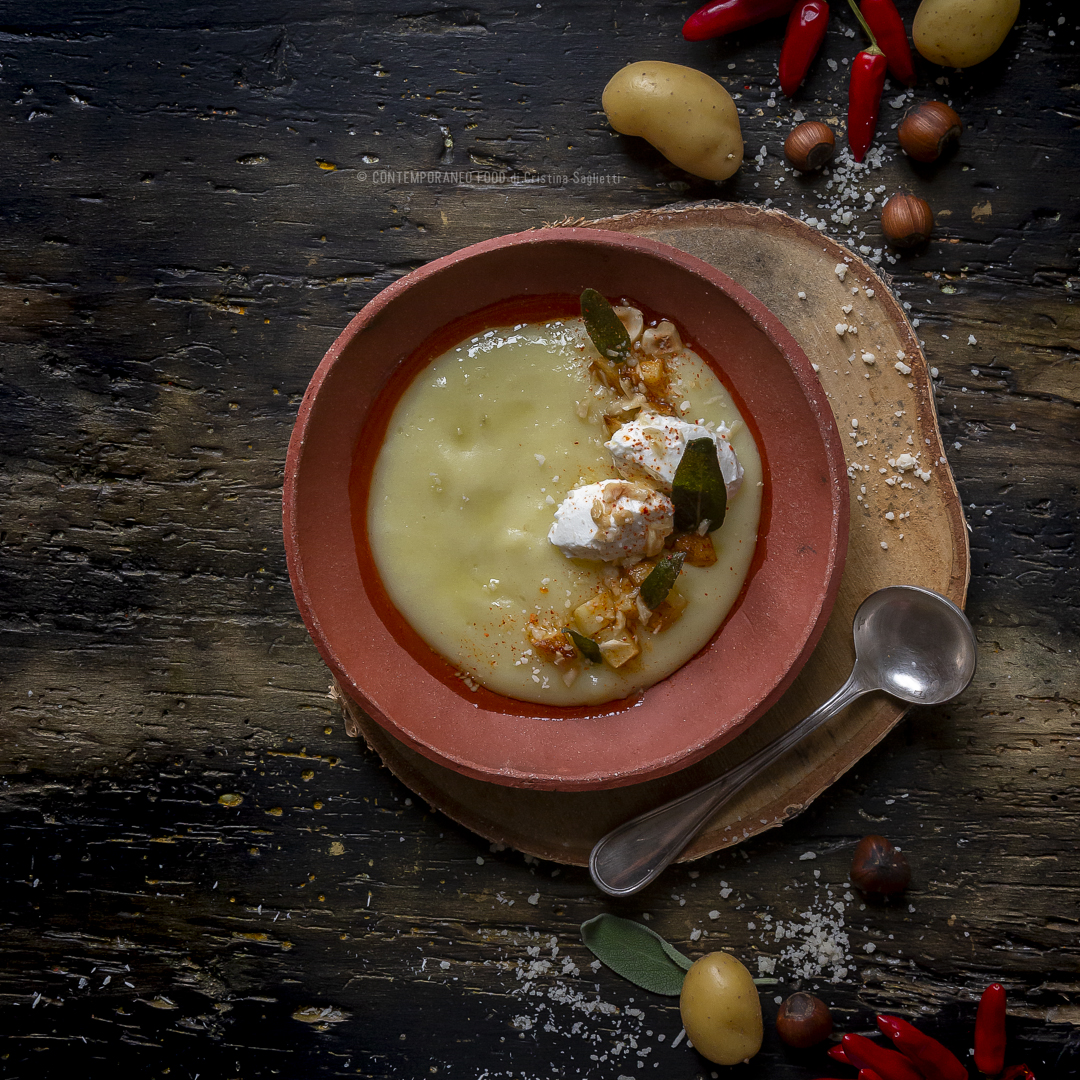 Immagine: Vellutata di patate al latte al profumo di salvia con quenelles di ricotta e nocciole tostate