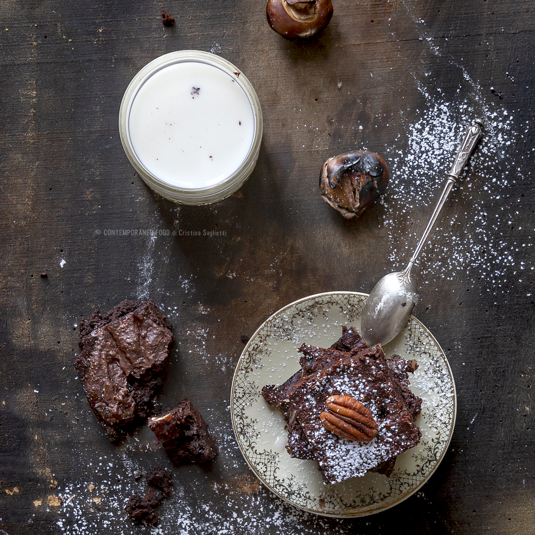 Immagine: Brownie al cioccolato fondente con farina di castagne, castagne e noci Pecan