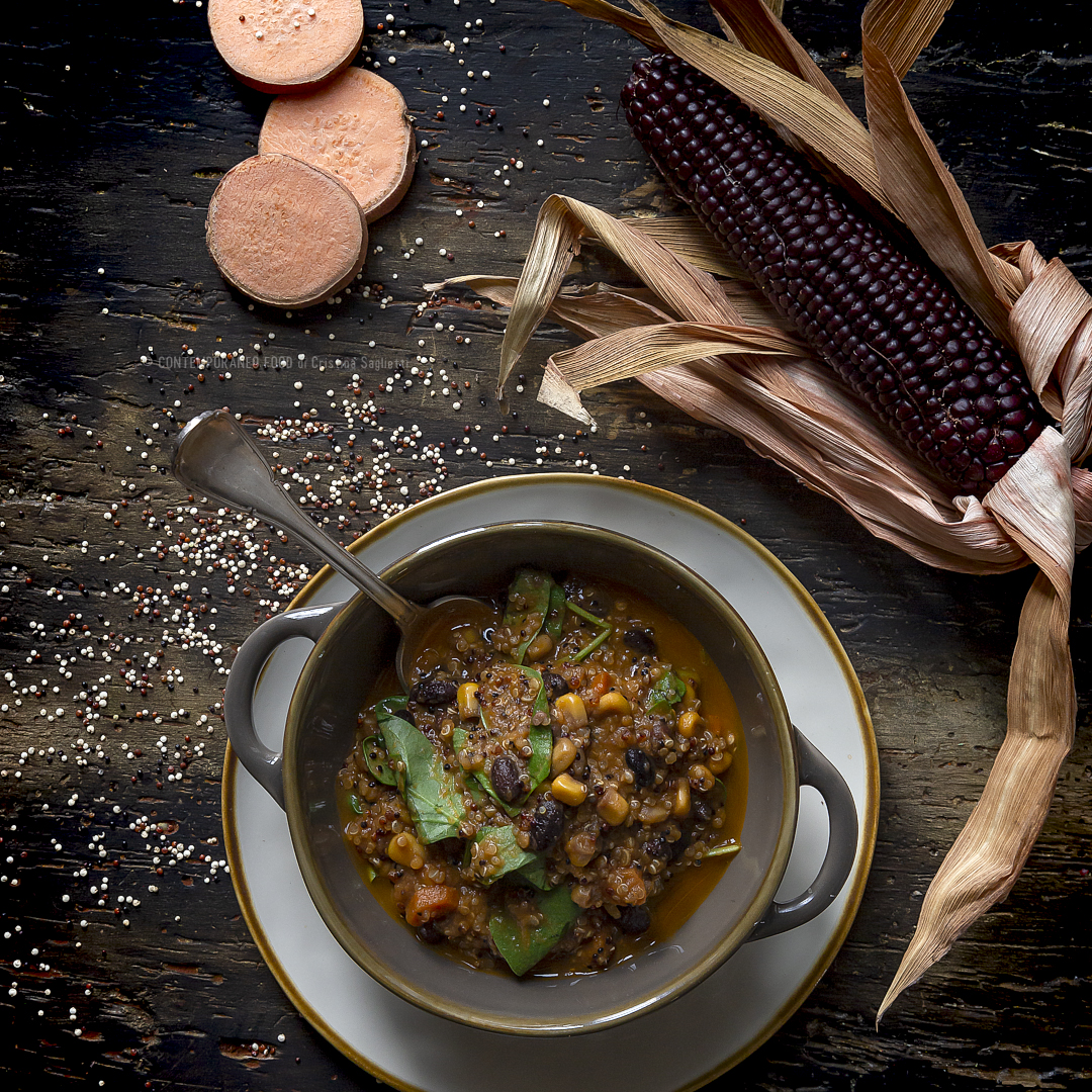 Immagine: Chili vegetariano di patate dolci, fagioli neri e mais con quinoa