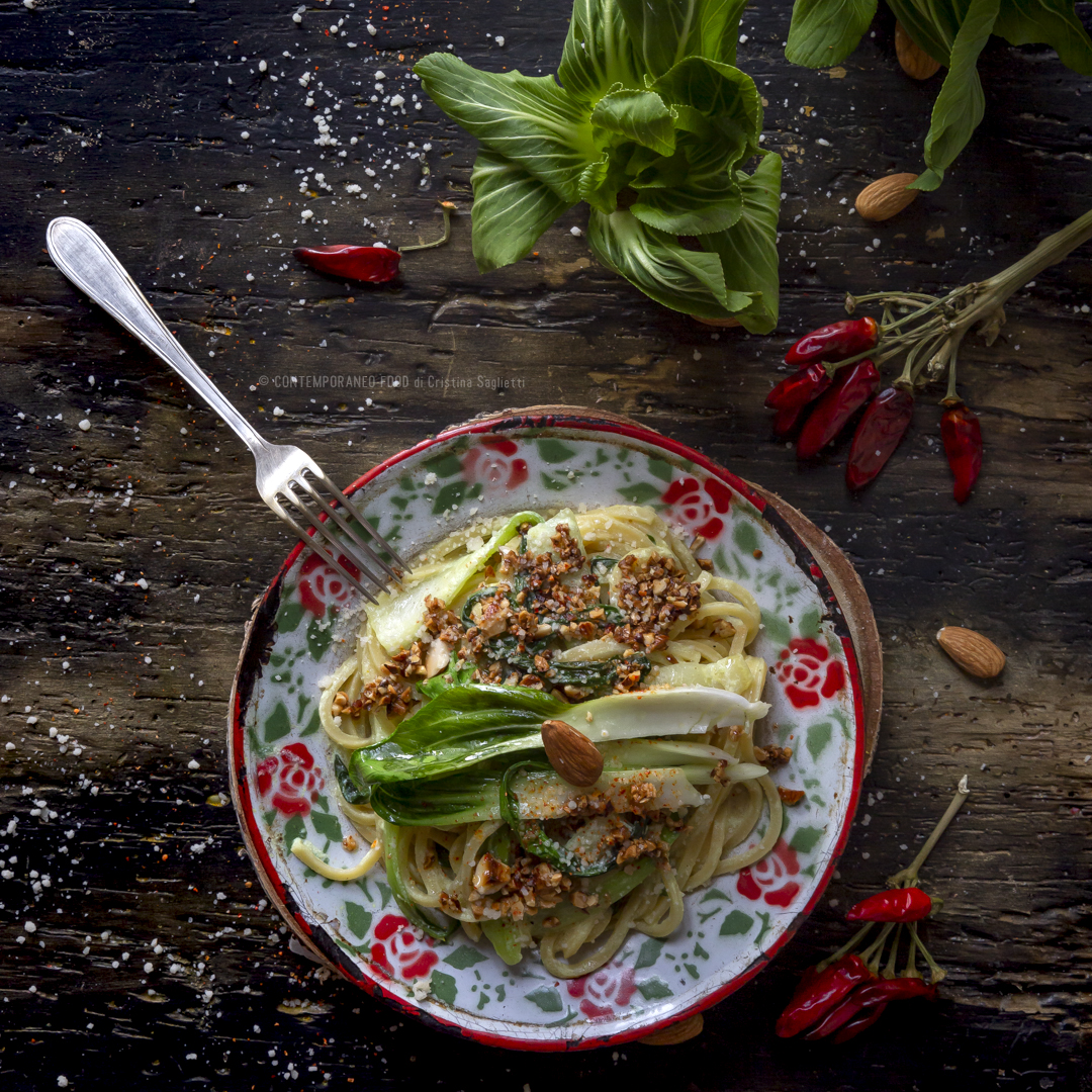 Immagine: Spaghetti con pak choi, ricotta e mandorle fritte