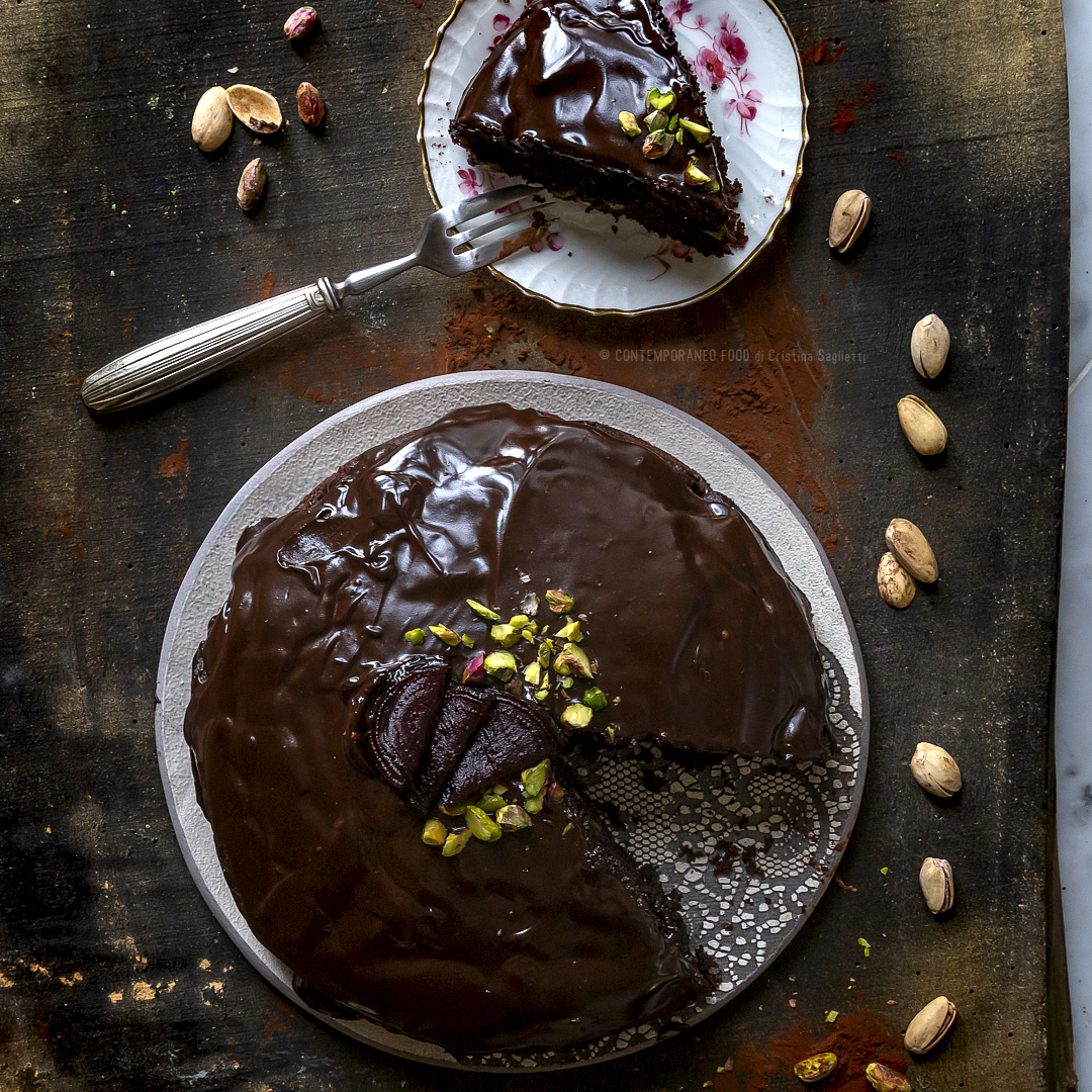 Immagine: Torta di barbabietola e cioccolato con pistacchi