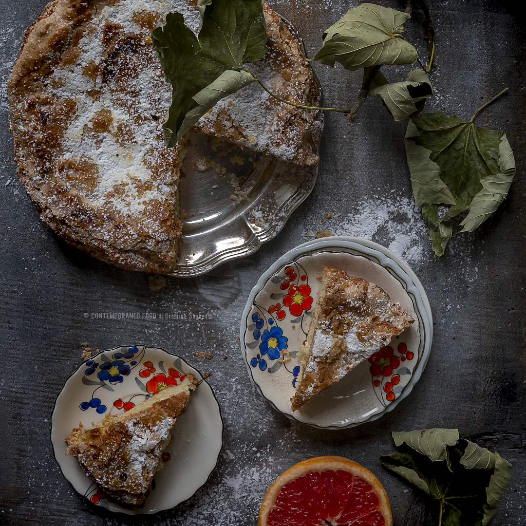 Immagine: Torta della Savoia al profumo di pompelmo e acqua di rose con zucchero di canna