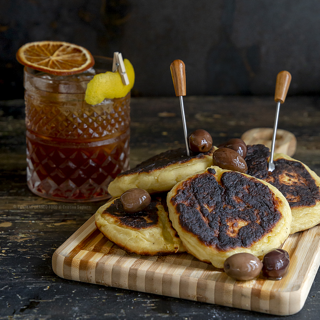 Immagine: Focaccine di patata senza lievito in padella con cocktail Americano