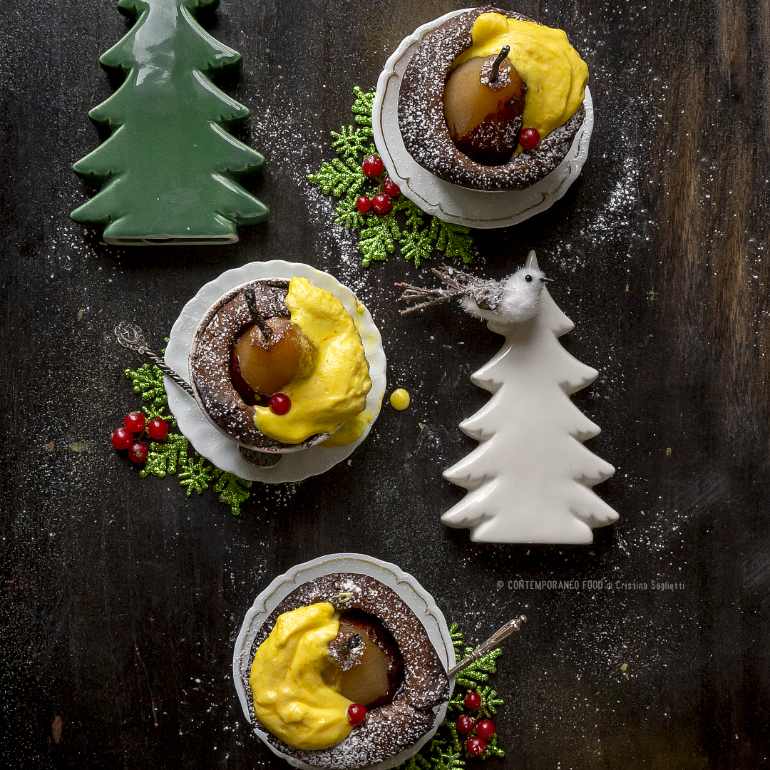 Immagine: Tortino al cioccolato e cardamomo con pere cotte al Cointreau e mascarpone vaniglia e zafferano