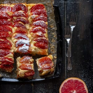 torta-di-frolla-lievitata-alla-farina-di-mandorle-pompelo-rosa-mascarpone-dolce-facile-contemporaneo-food