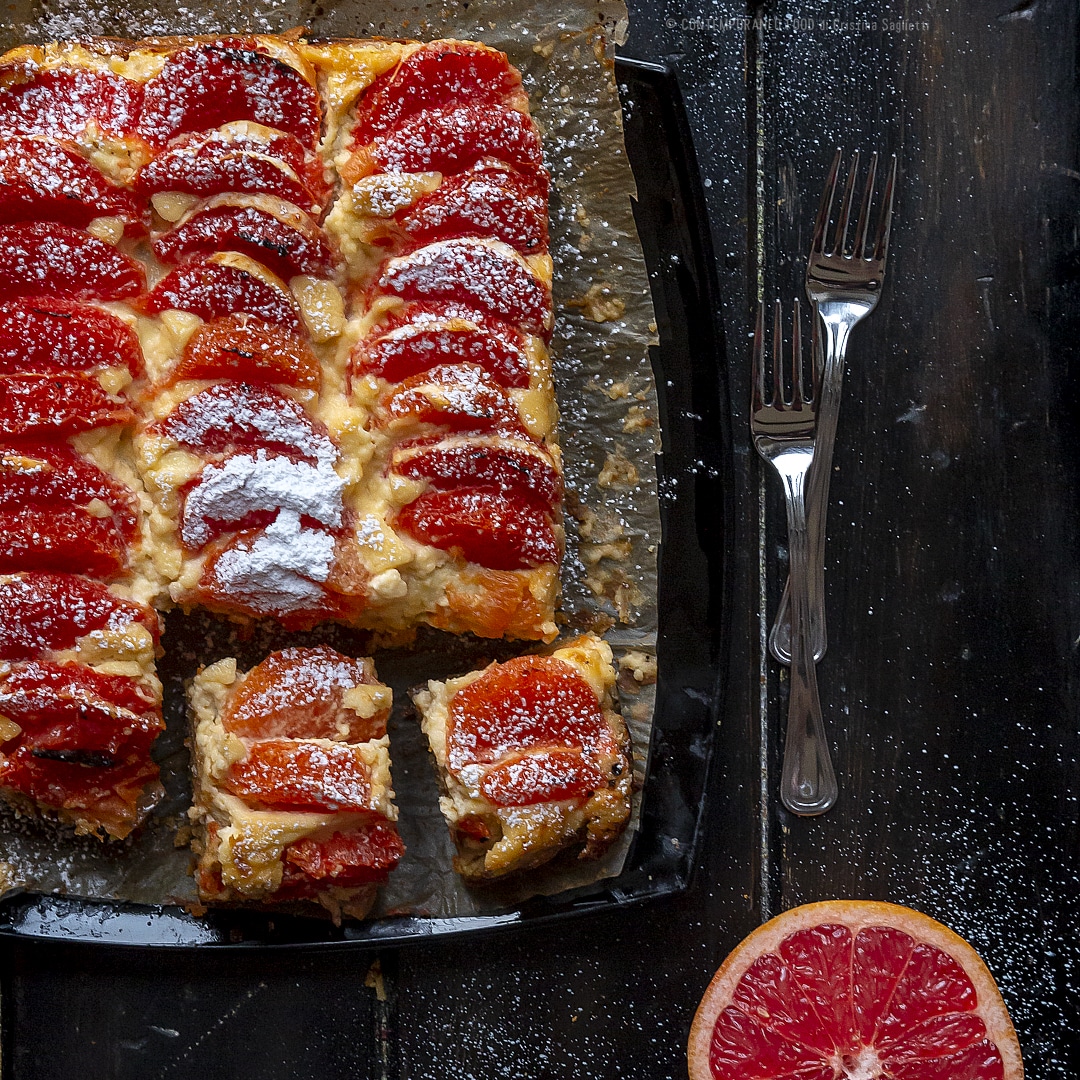 Immagine: Torta di frolla lievitata alla farina di mandorle, pompelmo rosa e mascarpone