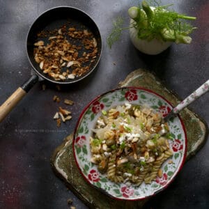 pasta-ragù- finocchi-crumble-pane-feta-primo-vegetariano-contemporaneo-food