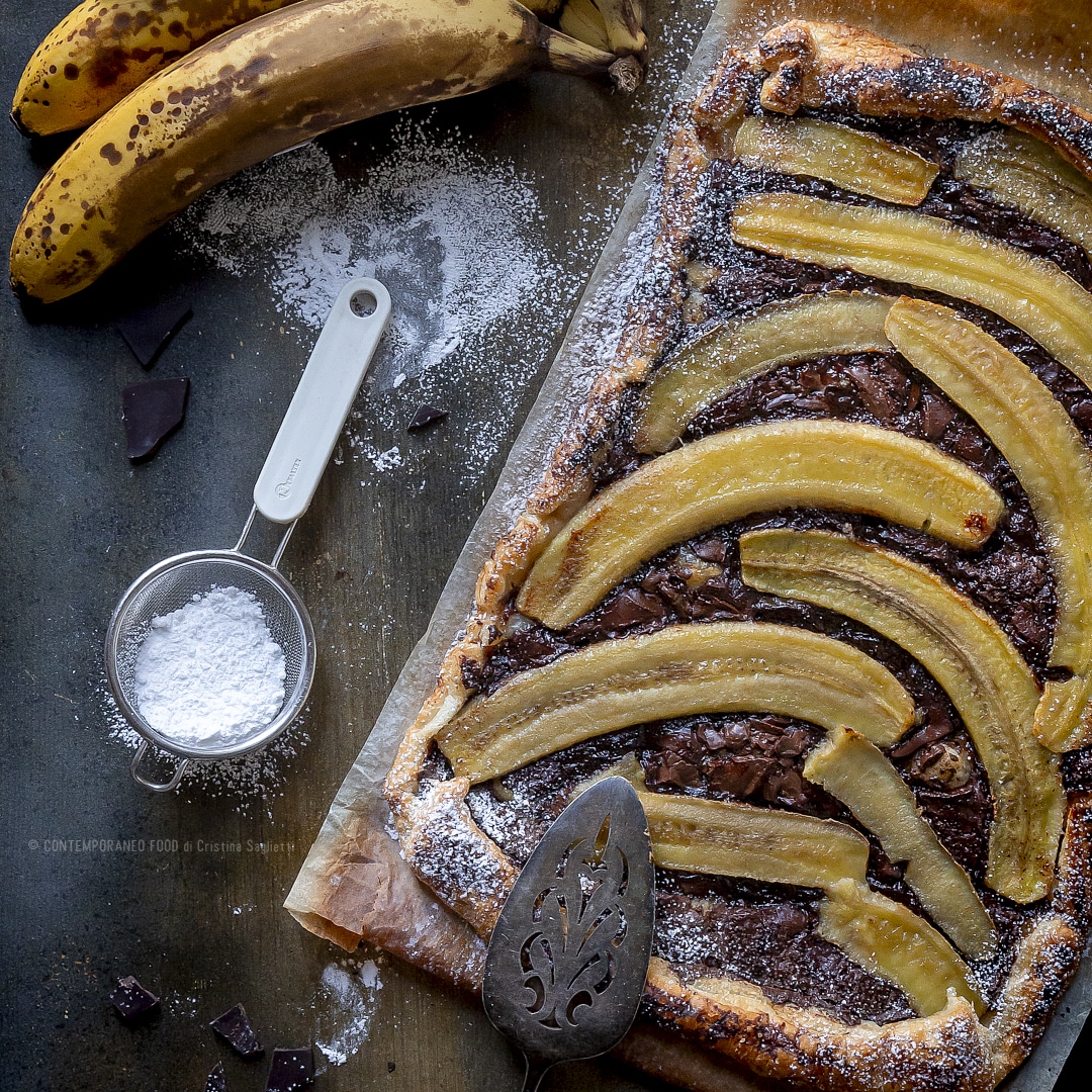 Immagine: Torta veloce di sfoglia, cioccolato fondente, banane e cannella
