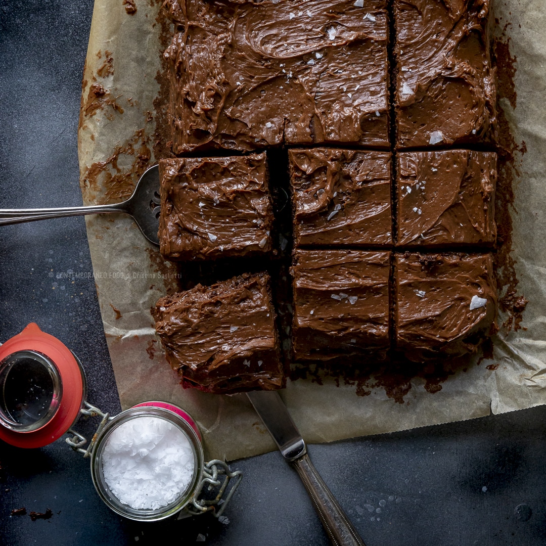 Immagine: Torta morbidissima al cioccolato con frosting fondente e sale Maldon