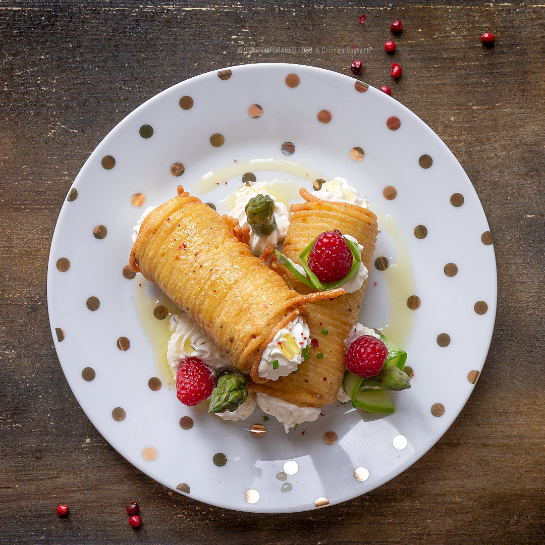 Immagine: Cannoli fritti di spaghetti con crema di robiola ai pinoli, cipollina, asparagi