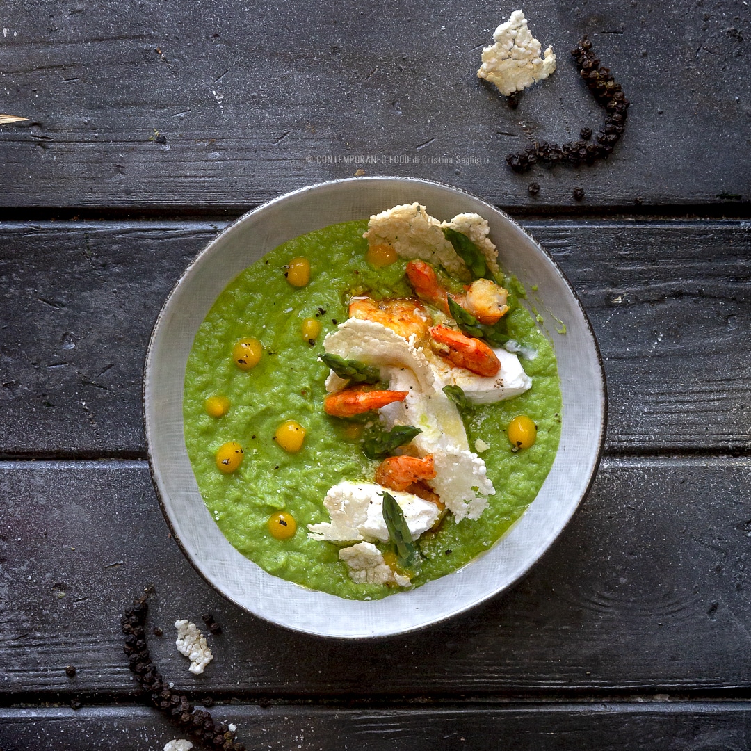 Immagine: Crema di asparagi con gamberi spadellati, quenelle di ricotta, coulis di mango e cialde di riso croccante
