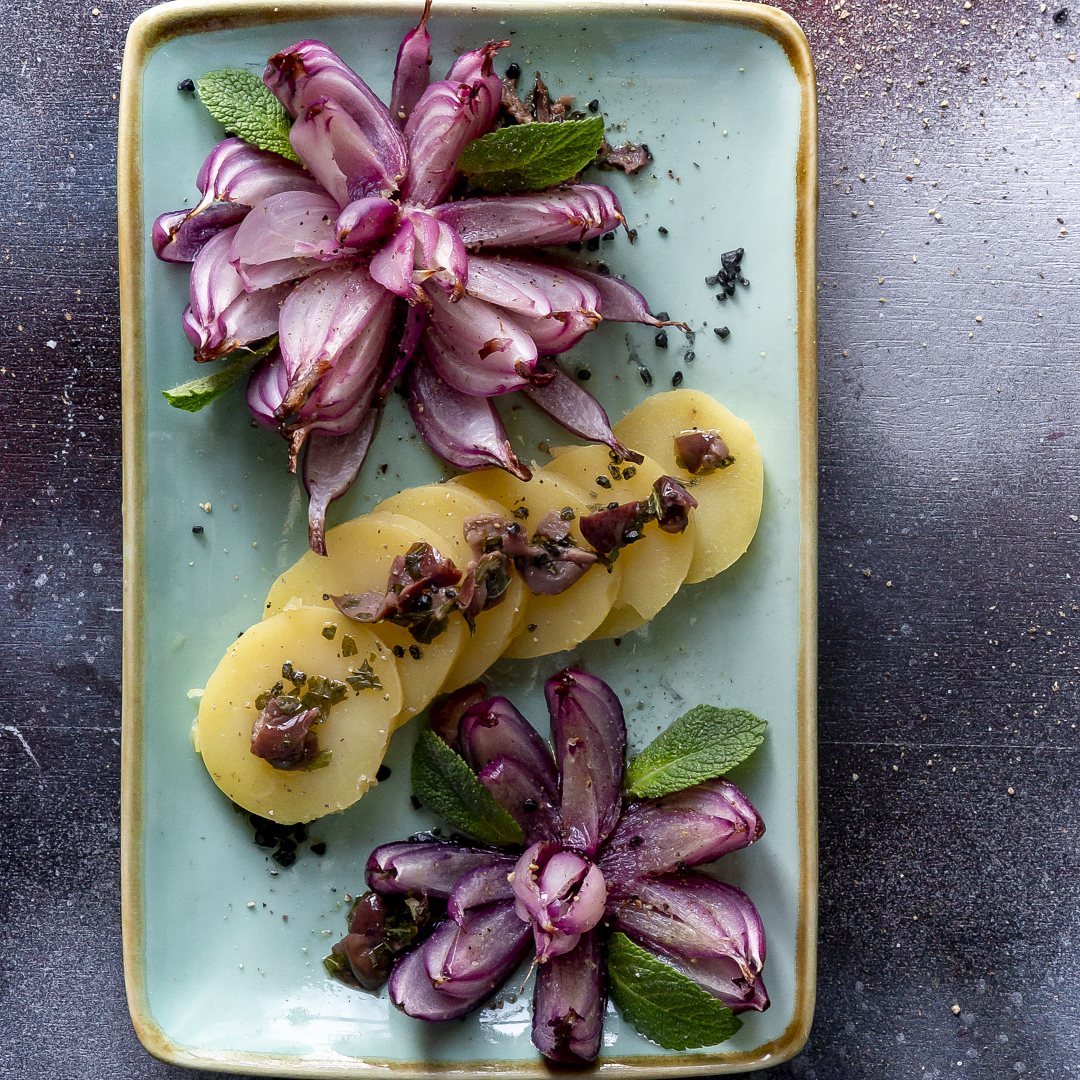 Immagine: Insalata di cipolle in agrodolce, patate e olive taggiasche
