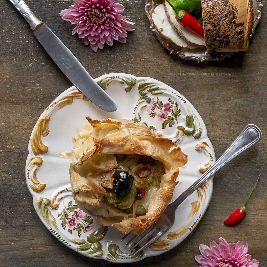 Immagine: Lasagne di pane carasau, scarola, mozzarella di bufala affumicata e olive nere
