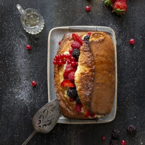 plumcake-con-creme-brulé-frutti-di-bosco-e-bagna-al-rum-merenda-facile-frutta-fresca--contemporaneo-food