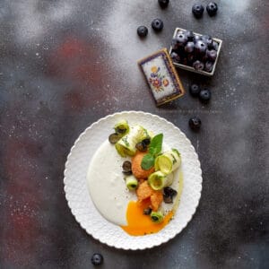 tuorlo-fritto-su-crema-di-feta-insalata-zucchine-mirtilli-menta-antipasto-leggero-vegetariano-contemporaneo-food