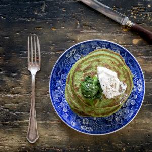 pancakes-salati-spinaci-ricette-facili-veloci-vegetriane-brunch-contemporaneo-food