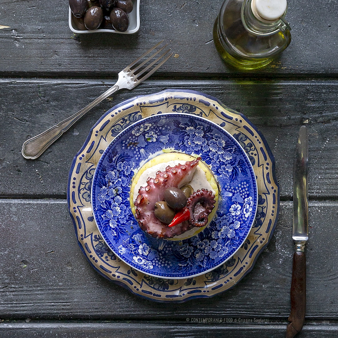 Immagine: Causa di patate con polpo, olive nere e avocado