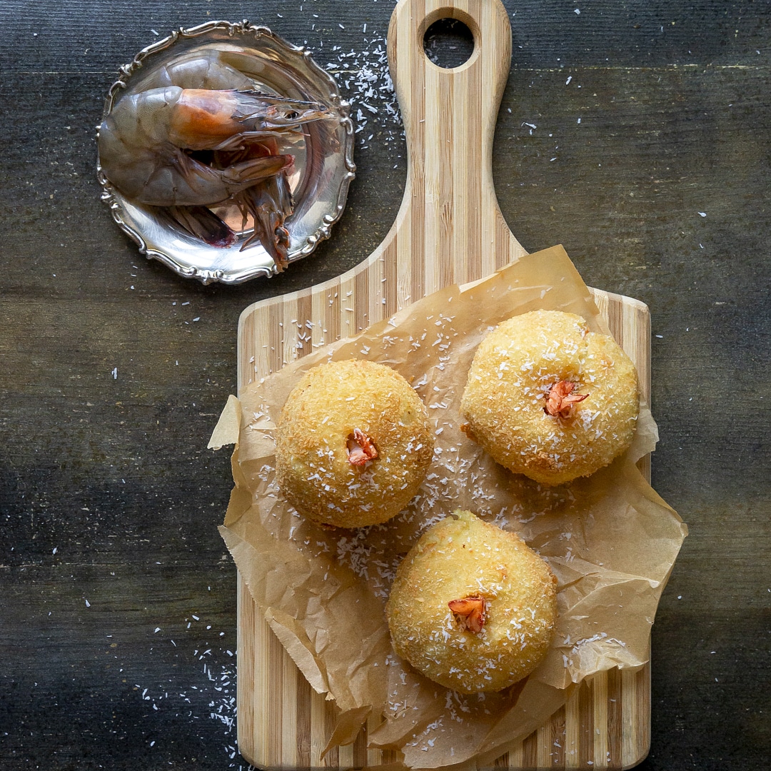 Immagine: Crocchette di gamberi e patate con panatura al cocco rapé