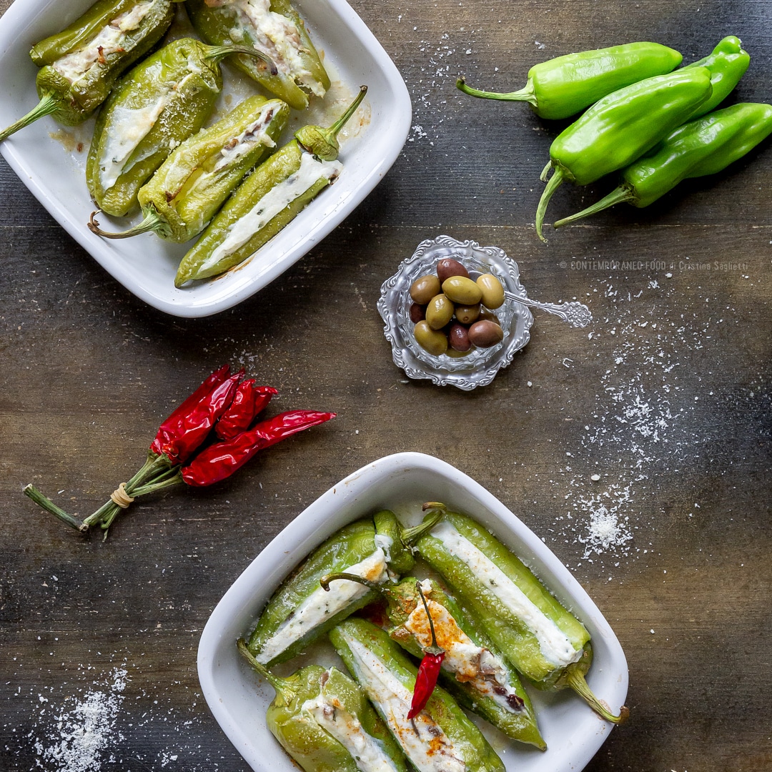 Immagine: Friggitelli ripieni di ricotta di bufala, taggiasche, menta e peperoncino