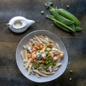 pasta-crema-di-parmigiano-piselli-gamberi-spadellati-primo-piatto-di-pesce-facile-leggero-contemporaneo-food