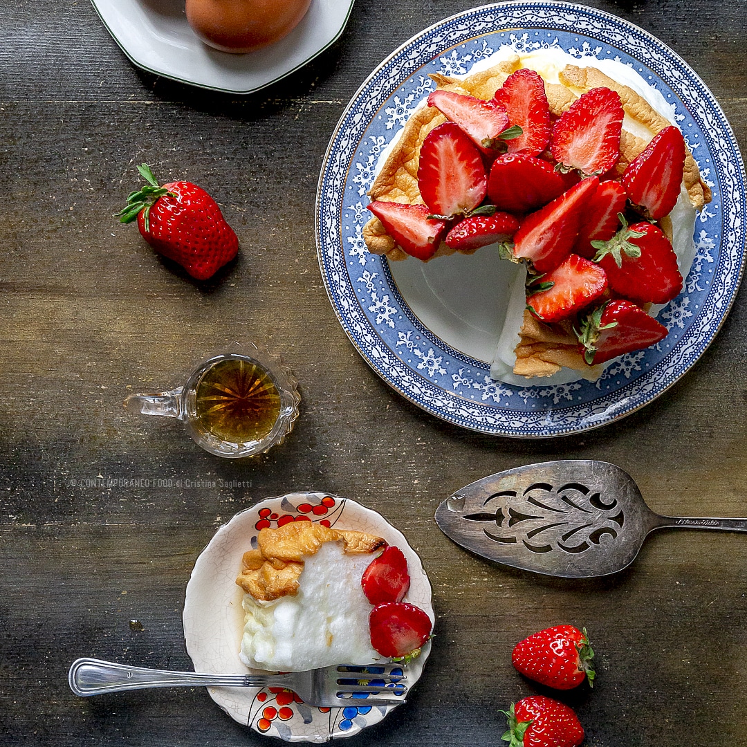 Immagine: Torta fit solo albumi e eritritolo con fragole fresche