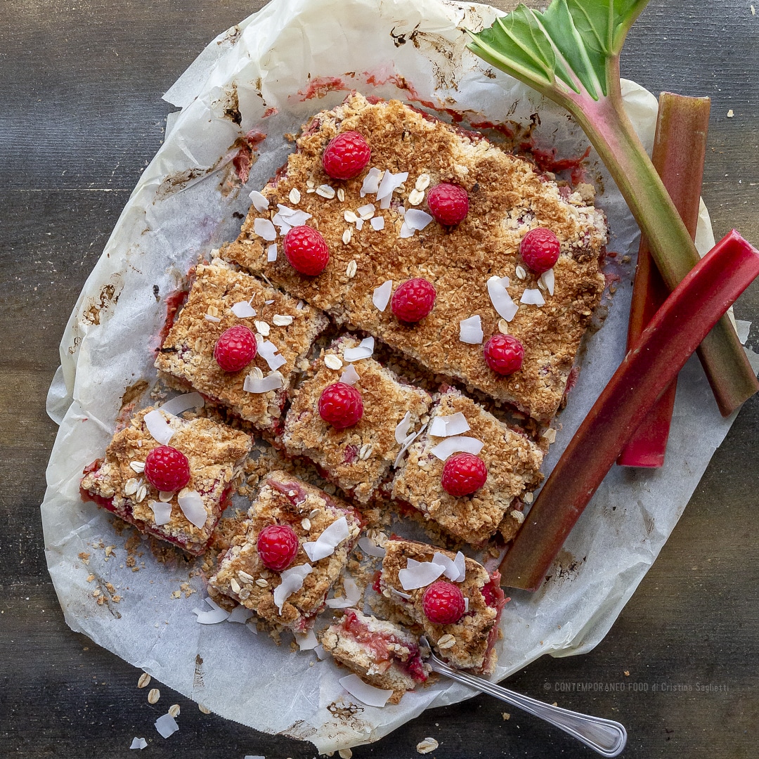 Immagine: Torta crumble con rabarbaro e lamponi , avena e cocco