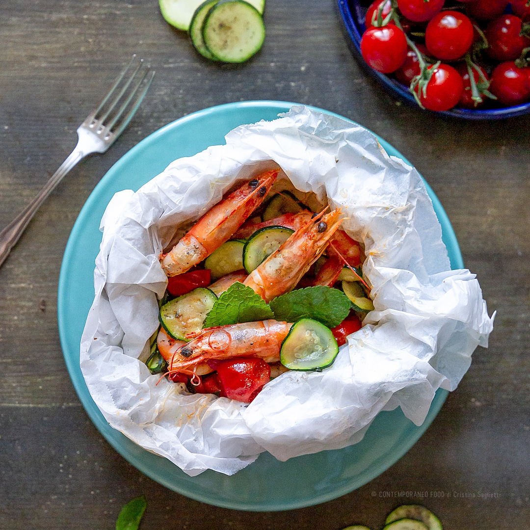 Immagine: Cartoccio in padella con gamberi e verdure estive