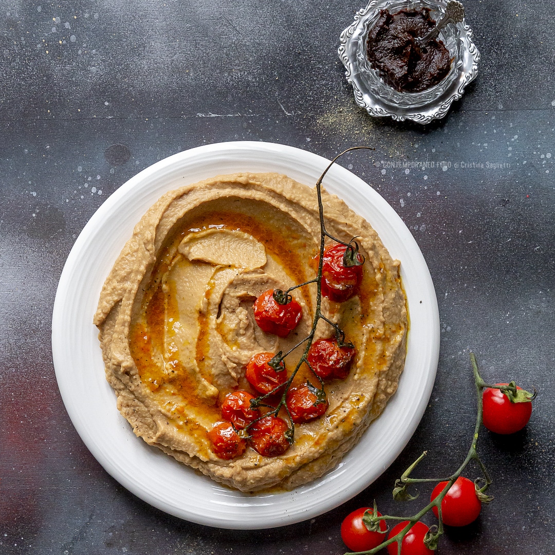 Immagine: Hummus al miso con pomodorini arrosto