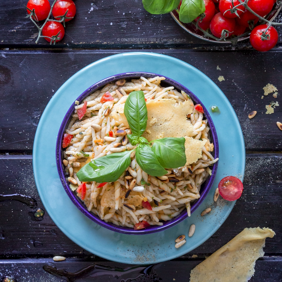 Immagine: Trofie con cialde croccanti di parmigiano, pinoli tostati e crema di basilico
