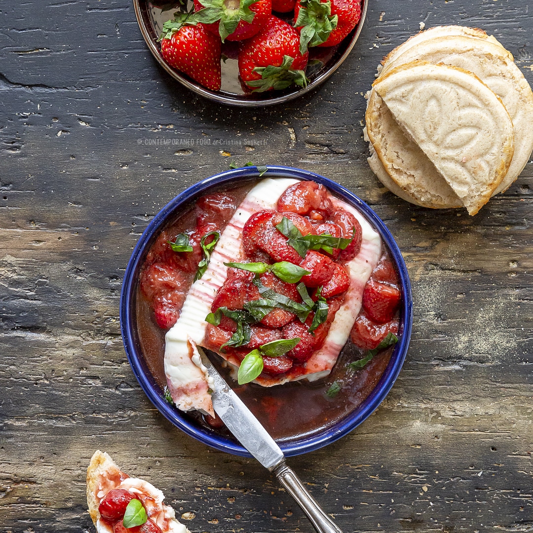 Immagine: Stracchino marinato con fragole, basilico e aceto balsamico