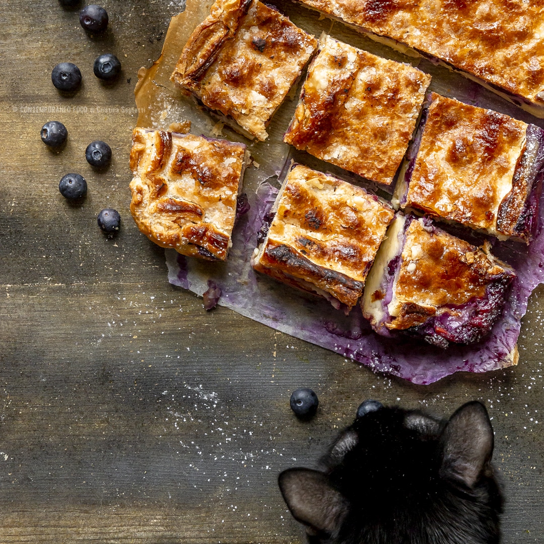 Immagine: Torta scendiletto alla crema pasticcera e mirtilli freschi