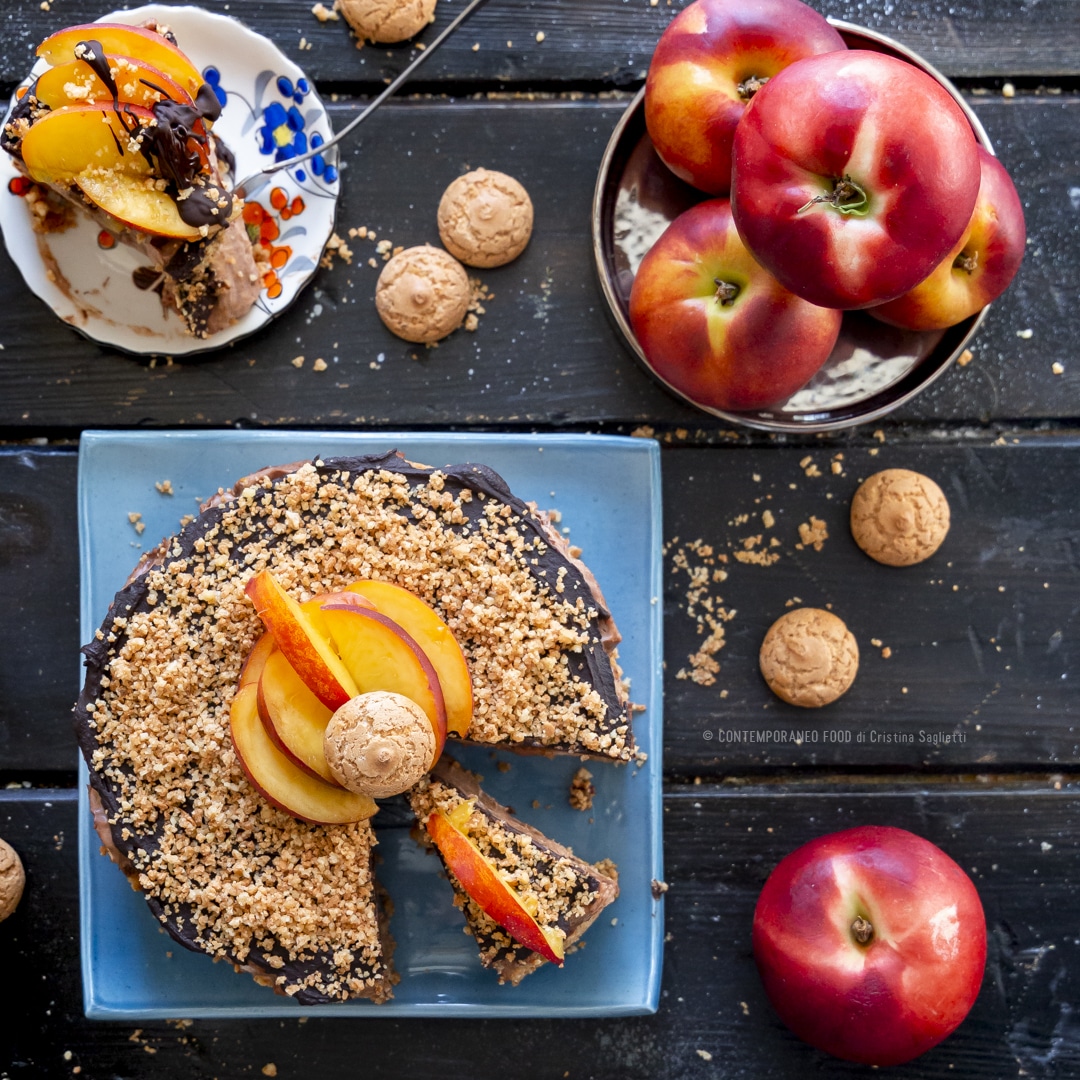 Immagine: Cheesecake variegata alle pesche, cioccolato e amaretti