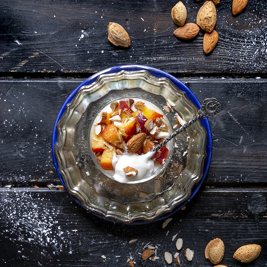 Immagine: Biancomangiare cremosissimo al latte di mandorla con pesche