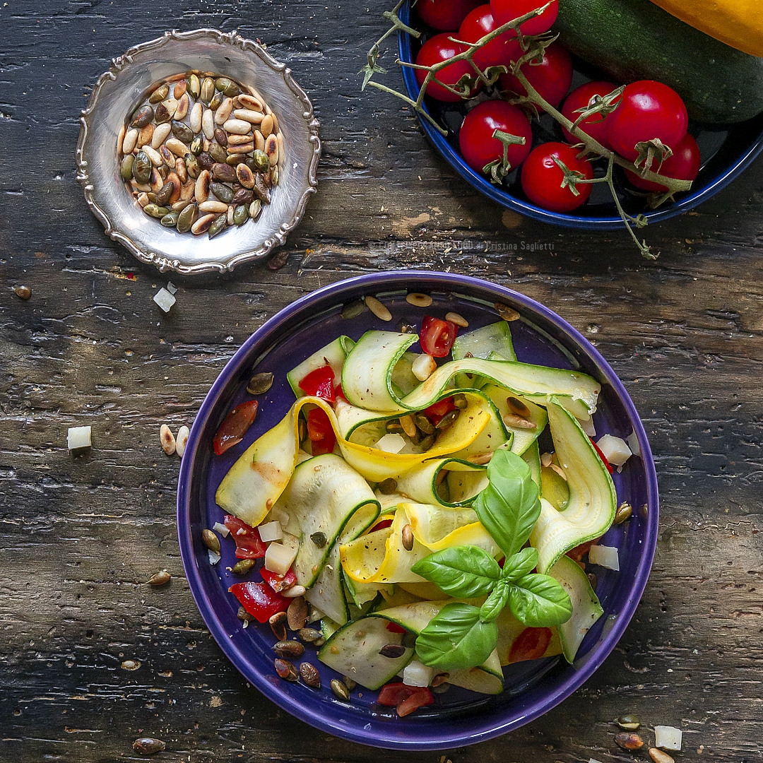 Immagine: Zucchine crude in insalata con parmigiano, pinoli e semi di zucca tostati
