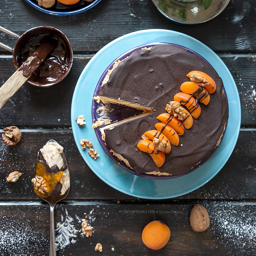 Immagine: Torta fredda alle albicocche e noci con ganache di cioccolato fondente