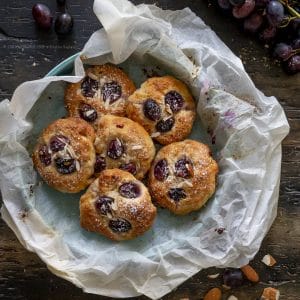 biscotti-morbidi-uva-mandorle-merenda-facile-dolci-facile-con-la-frutta-contemporaneo-food