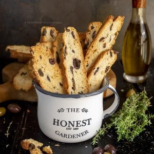 biscotti-salati-facili-olive-timo-parmigiano-schiacciate-facili-veloci-contemporaneo-food