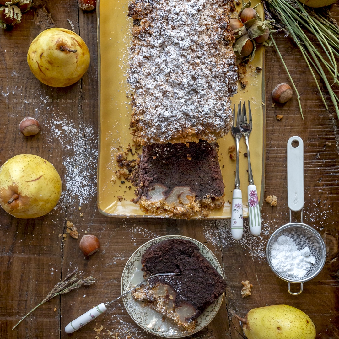 Immagine: Plumcake umidissimo al cioccolato fondente e pere con crumble alle nocciole